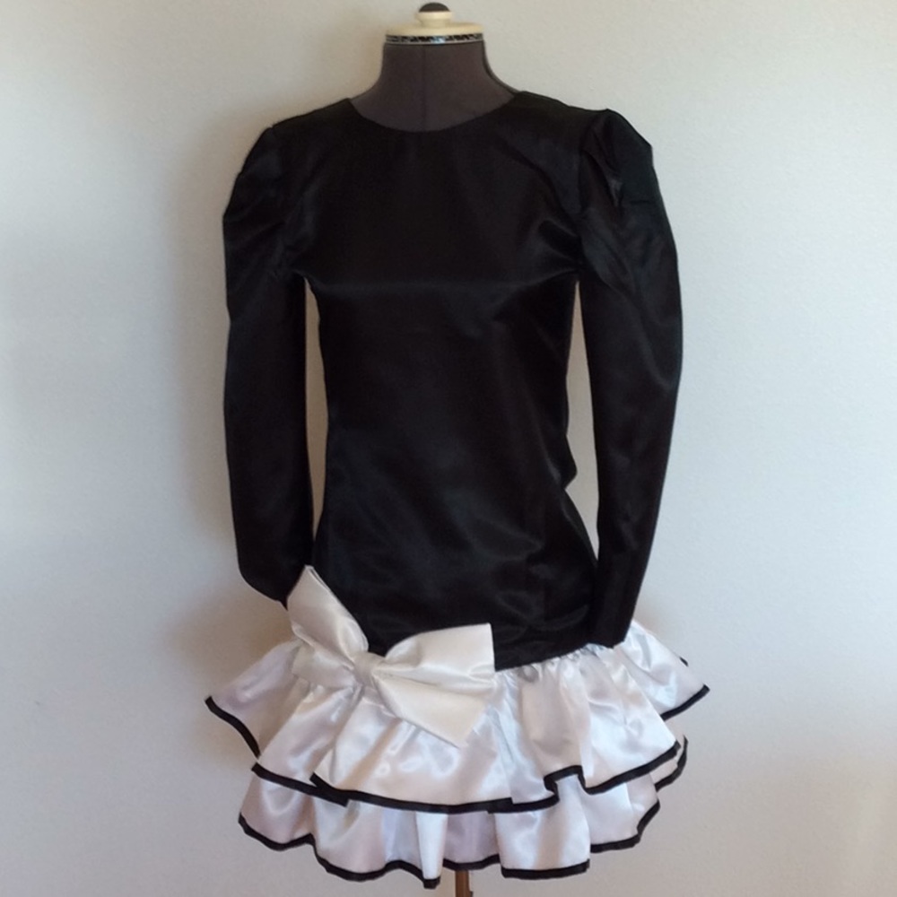 Black/White Party Dress with long sleeves.